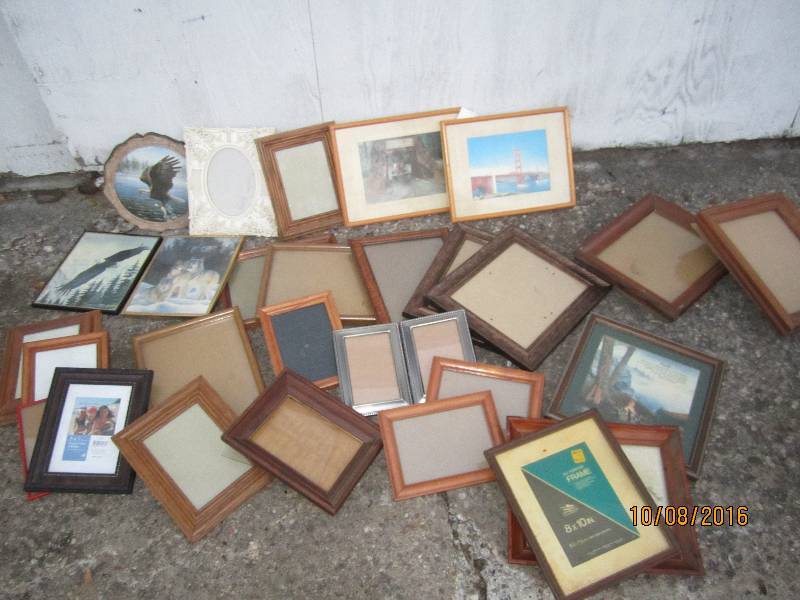 Lot of pictures and frames...