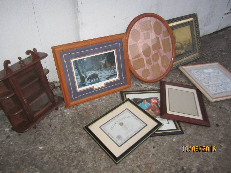 Lot of pictures frames and wall dis...