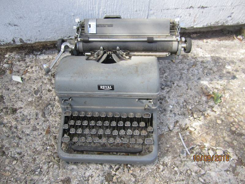 Antique Royal typewriter...
