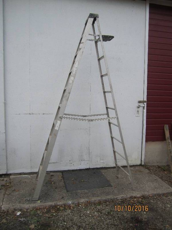Werner 10 foot aluminum folding lad...