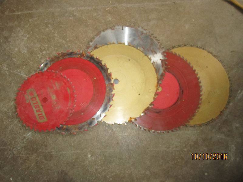 Lot of circular saw blades...
