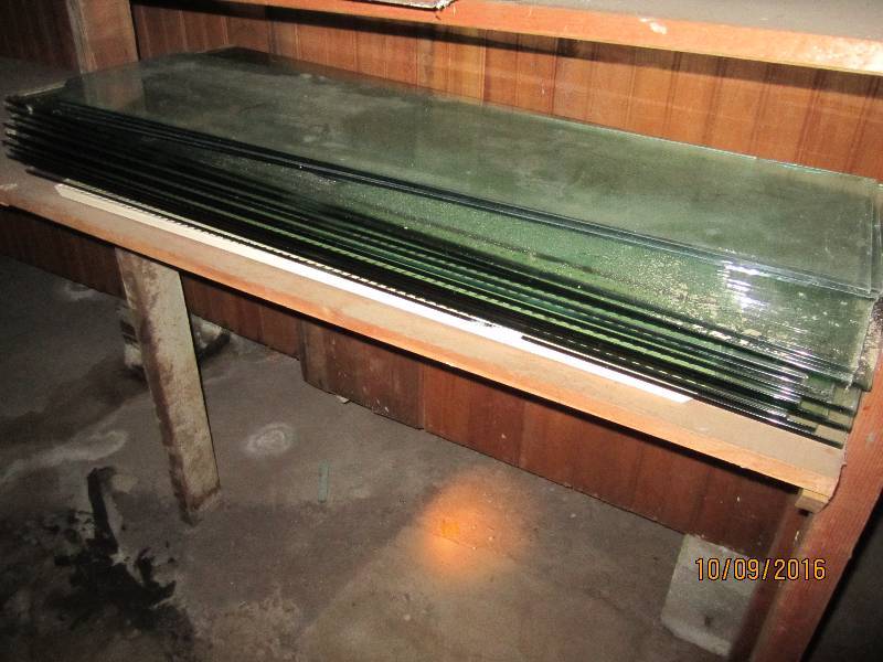 Lot of glass shelves and sliding do...