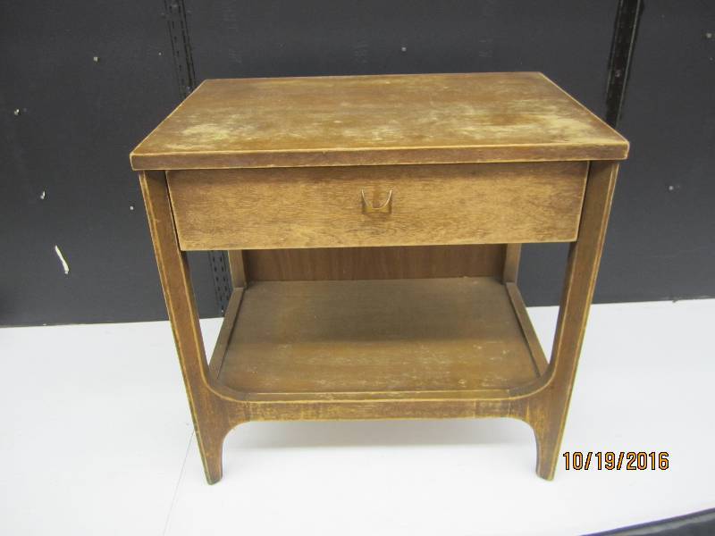 End table 22 x 15 top...