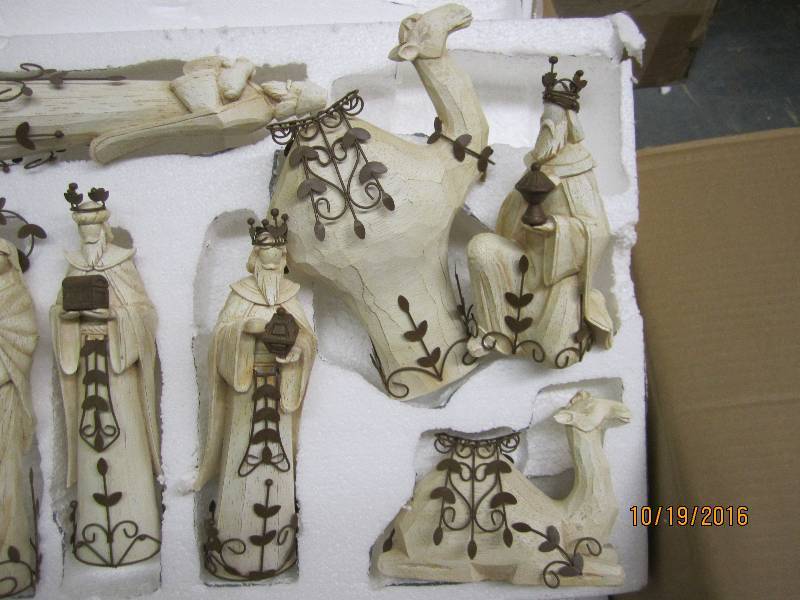 Very nice new nativity figure set...