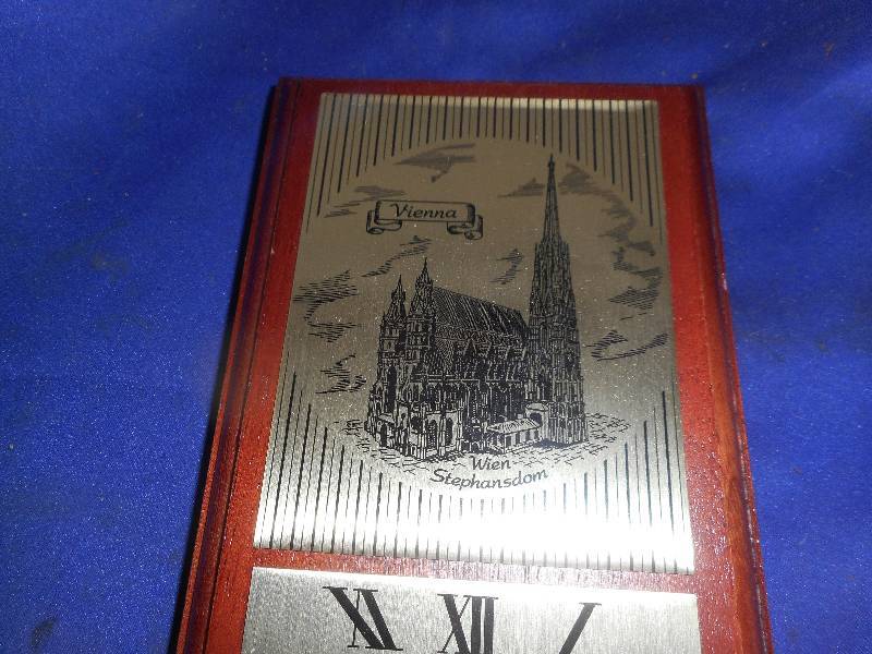 COLLECTIBLE QUARTZ CLOCK