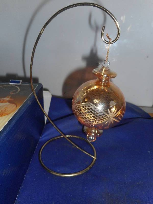 HANGING COLLECTORS ORNAMENT