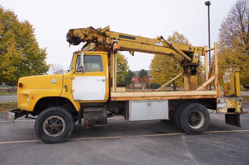 1982 FORD CC  COL - FORD 800 - BOOM TRUCK - 7.0 LITER - COMMANDER 1 BOOM - DRILL PACKAGE - WINCH - GAS (# 321)