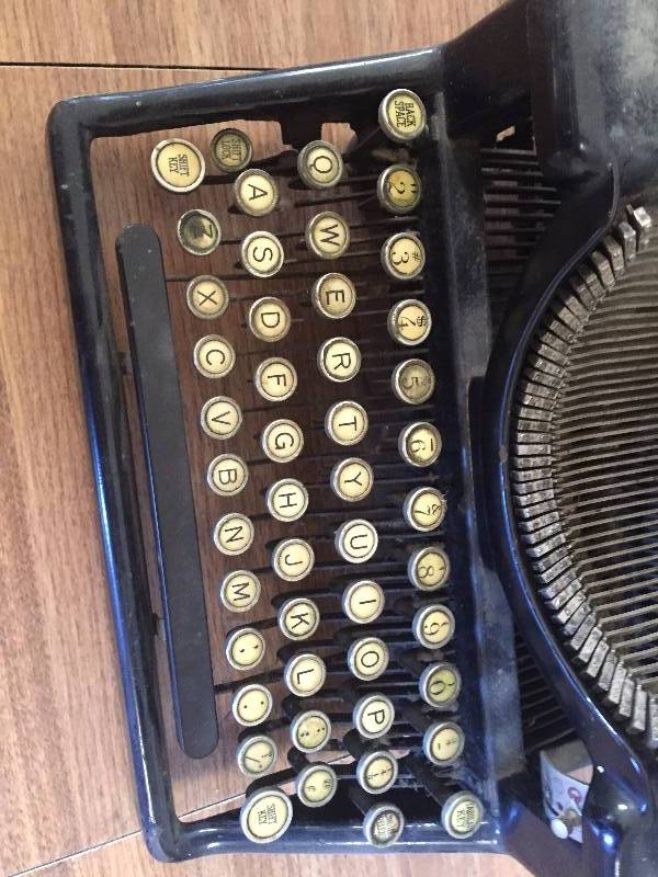 VINTAGE TYPEWRITER