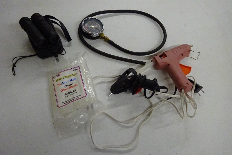 2 Glue guns with glue