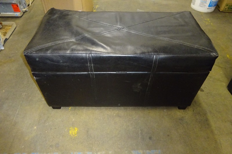 lot 9 image: Storage Chest