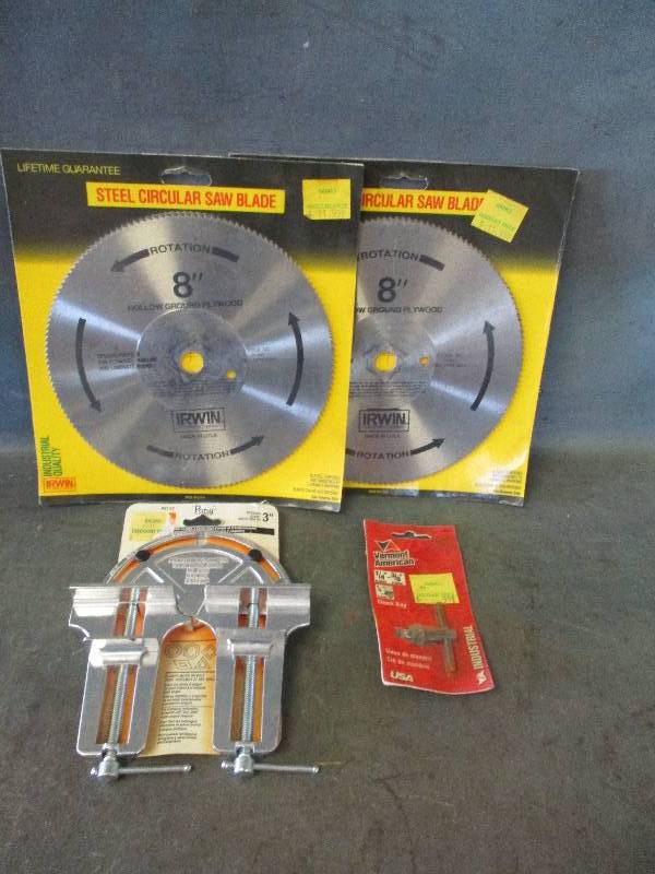 lot 11 image: Saw Blade, Chuck & Clamp