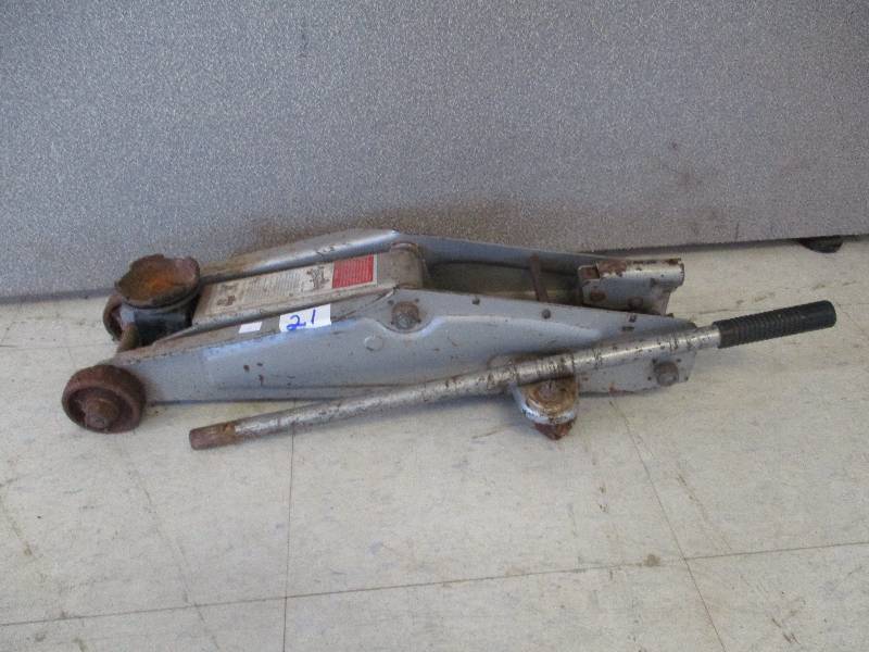lot 21 image: Hydraulic Floor Jack