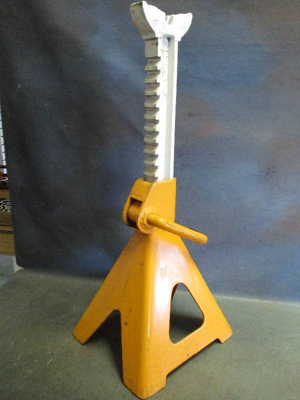lot 111 image: 12 Ton Jack stand