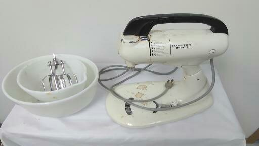 lot 98 image: Vintage 1940s Hamilton Beach stand mixer, model 180427.