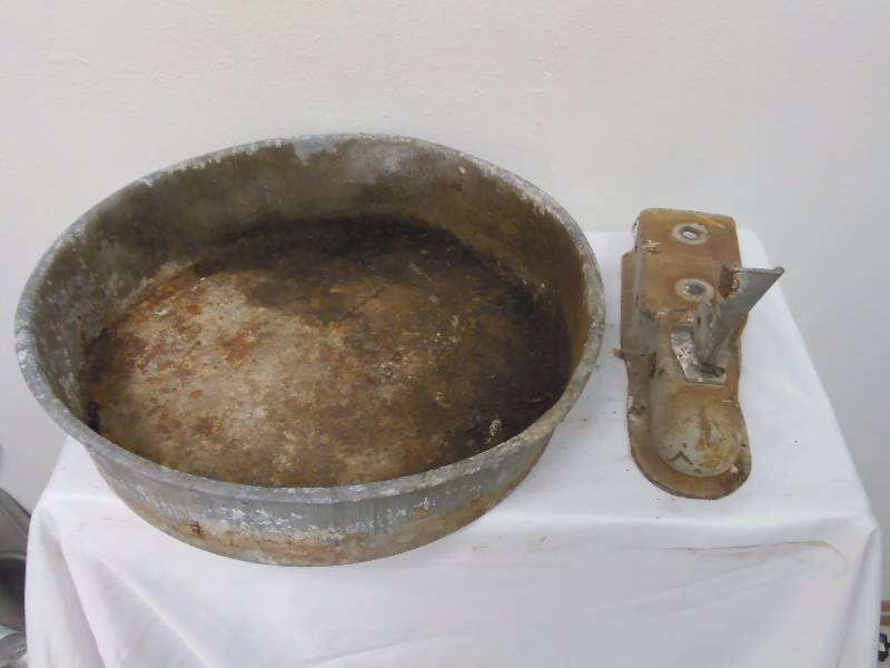 lot 12 image: Oil catch pan, trailer hitch 1.78 ball