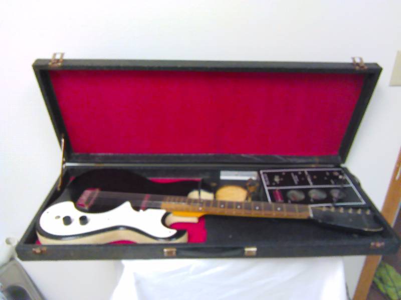 lot 30 image: Vintage Circa 1960 Silvertone Model 1448 Electric Guitar