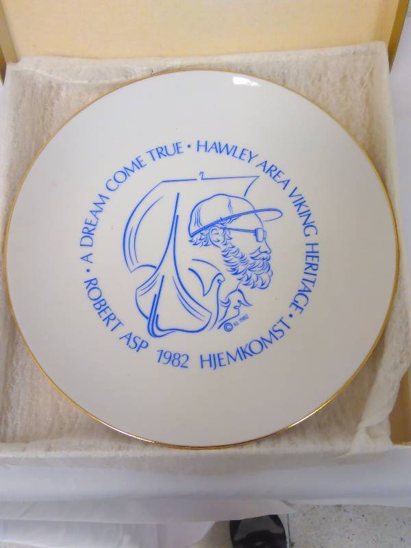 lot 35 image: Robert Asp Hjemkomst 1982 plate, perfect condition