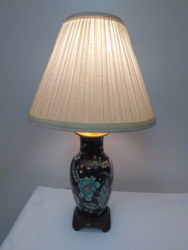 lot 37 image: Small table lamp, works, 18 tall