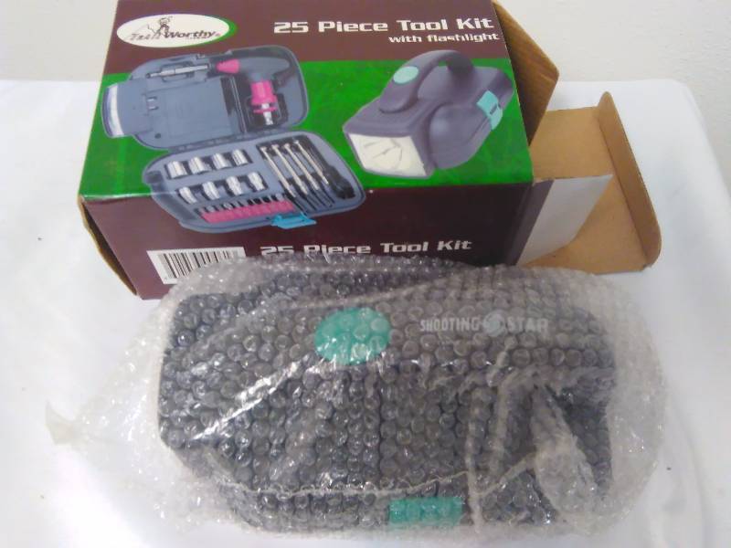 lot 39 image: 25 pc tool kit with flashlight, Made by Trailworthy, new in box
