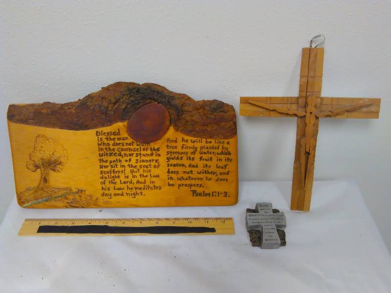 lot 60 image: Wood Plaque Palms 11-3, Cross (2)