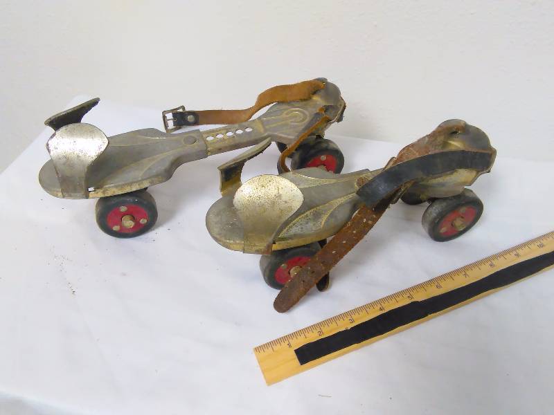 lot 62 image: Vintage Sears metal Roller Skates 610-23141 red wheels adjustable 1960s girls