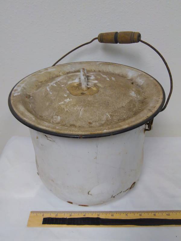 lot 65 image: Vintage Enamel Chamber Pot with Lid