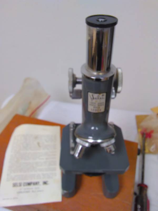 lot 71 image: Vintage SELSI Microscope with lens and in Wooden Box (75X300X600X) 2 Slides