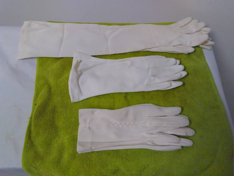 lot 83 image: Vintage White Dress Gloves, 3 pairs