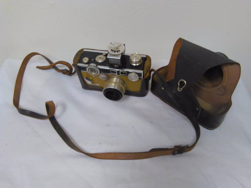 lot 84 image: VINTAGE ARGUS 35MM CAMERA with LEATHER CASE