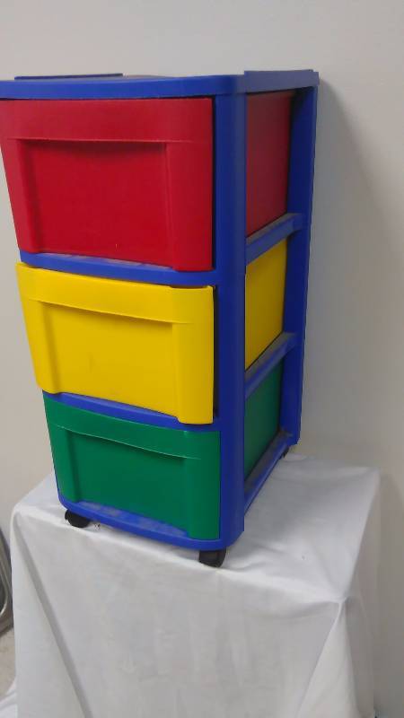 lot 100 image: Rolling Sterlite 3 drawer organizer, drawers and casters work nicely