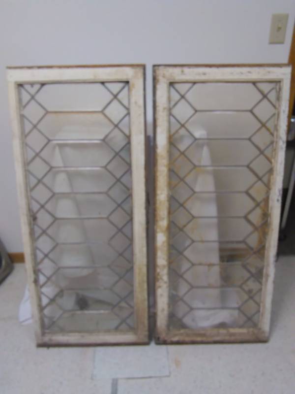 lot 104 image: Vintage Windows (1917) Lead Glass