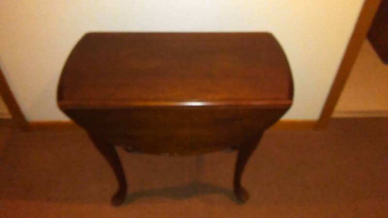 lot 107 image: QUEEN ANNE ROUND DROP LEAF SIDE TABLE.  VERY BEAUTIFUL SUPER STABLE