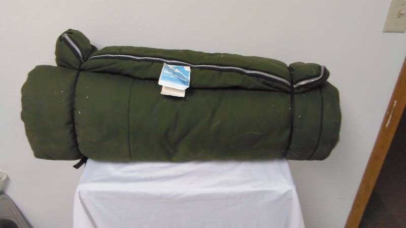 lot 110 image: Sleeping Bag, Like New