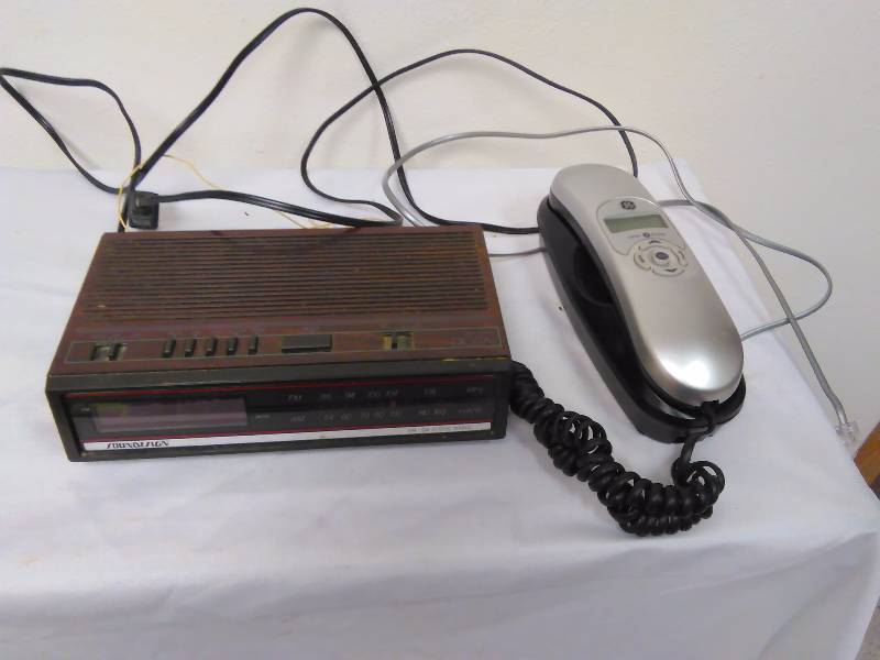 lot 124 image: Vintage Sound Design AMFM Radio and GE Slimline Telephone