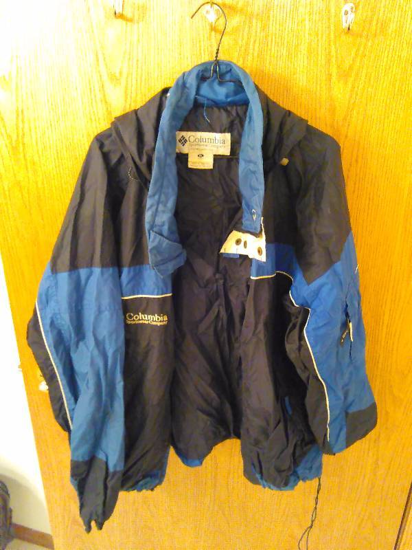lot 127 image: Columbia Coat, Mens, Size XL, concealable hood and draw string bottom.  Looks to be in good condition.