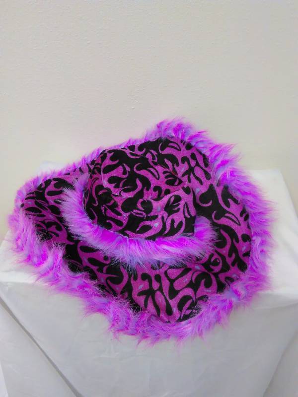 lot 138 image: Funky Pink and Black Hat, just in time for Halloween Dare to Wear