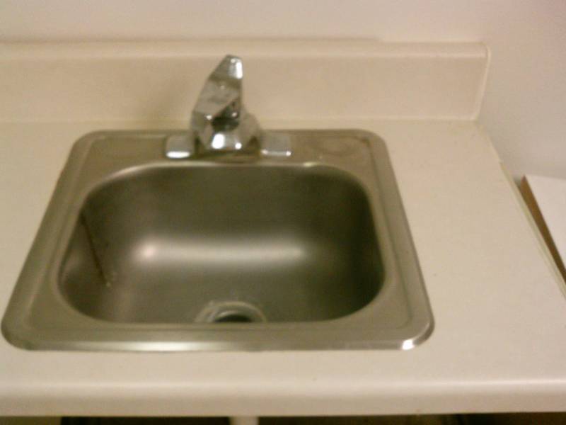 lot 3 image: Several Counter top sink combination