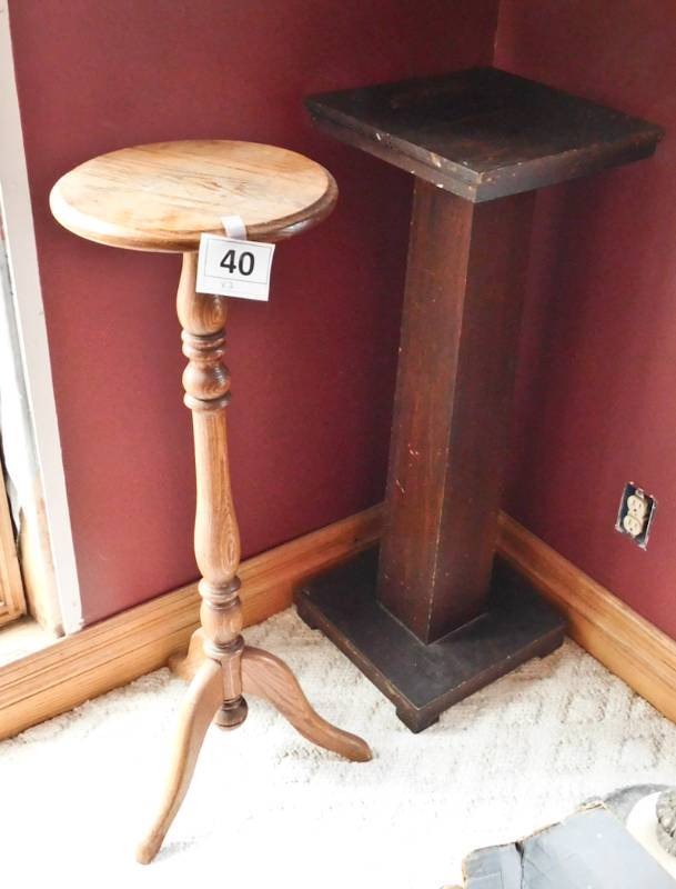 lot 40 image: 2 pedestal stands