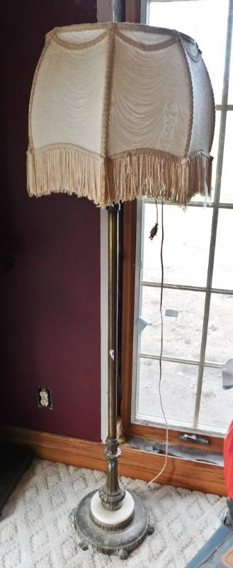 lot 41 image: Vintage floor lamp