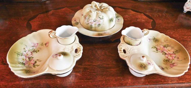 lot 16 image: nippon snack trays with a cup