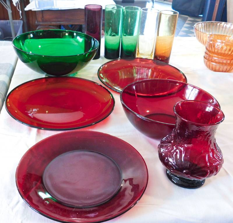 lot 30 image: multi colored dishware
