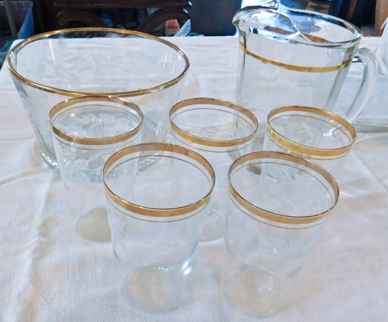 lot 32 image: pitcher, ice bowl and tumblers