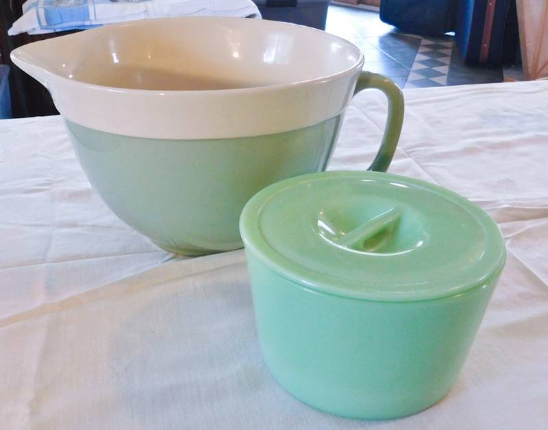 lot 35 image: Jadeite bowl with lid and batter bowl