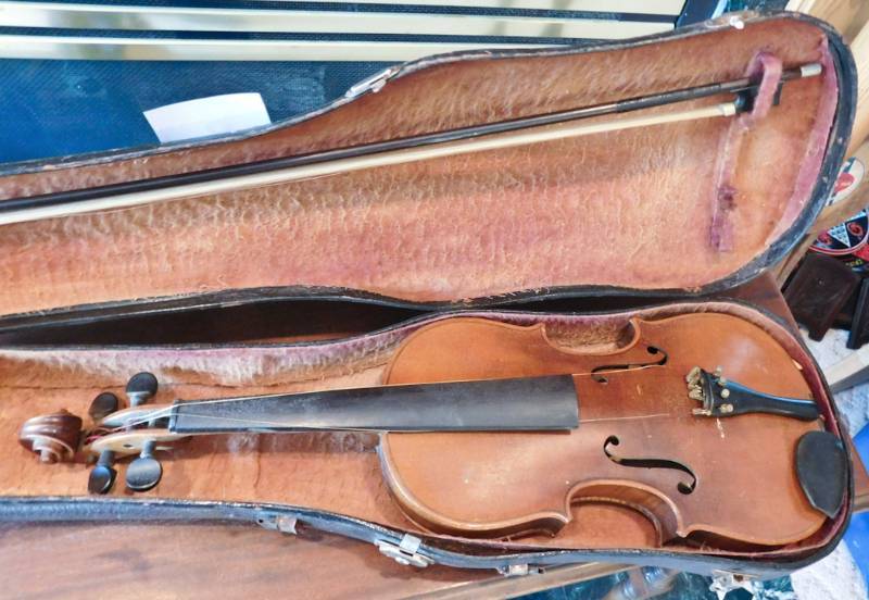 lot 8 image: violin in case needs TLC
