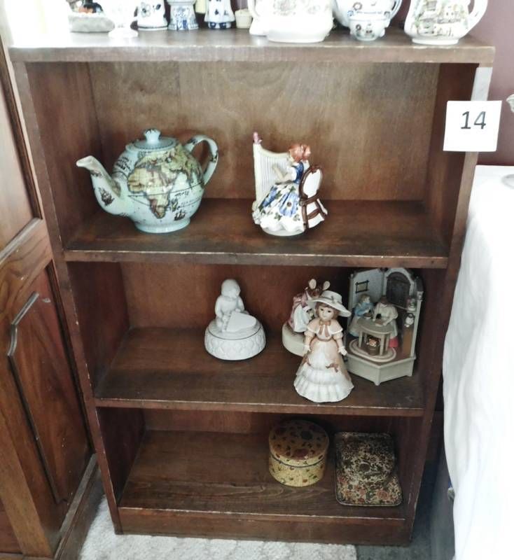 lot 14 image: wooden 3 shelf unit
