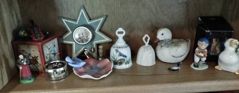 lot 65 image: shelf lot of dcor items