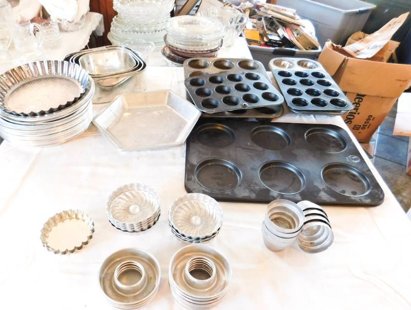 lot 86 image: large vintage baking lot