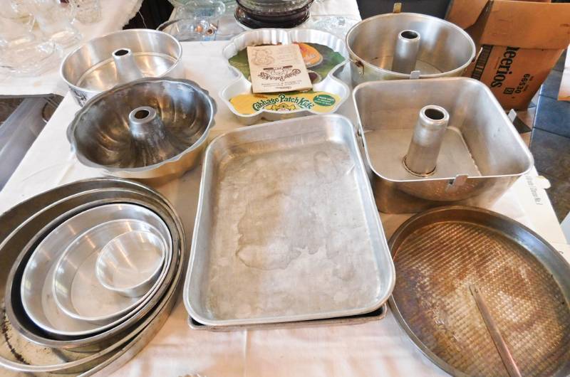 lot 88 image: large vintage baking lot