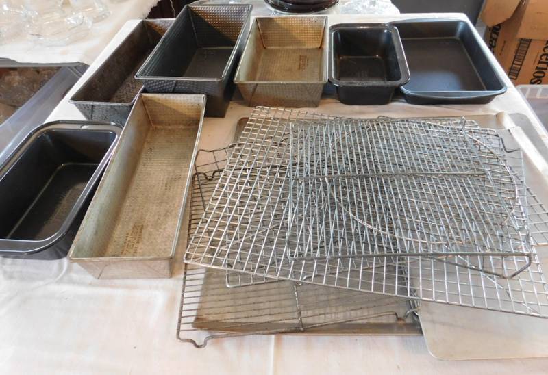 lot 89 image: large vintage baking lot
