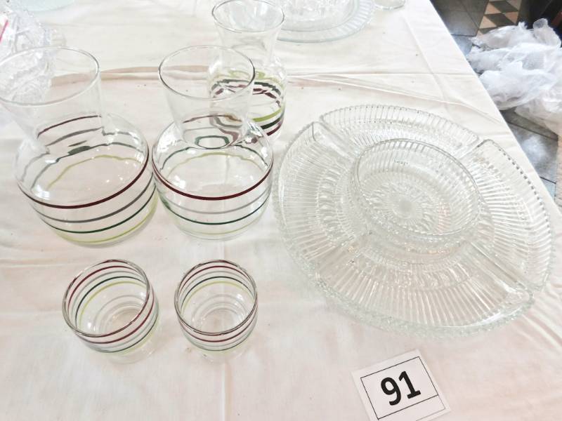 lot 91 image: glass sectioned snack tray and drinkware